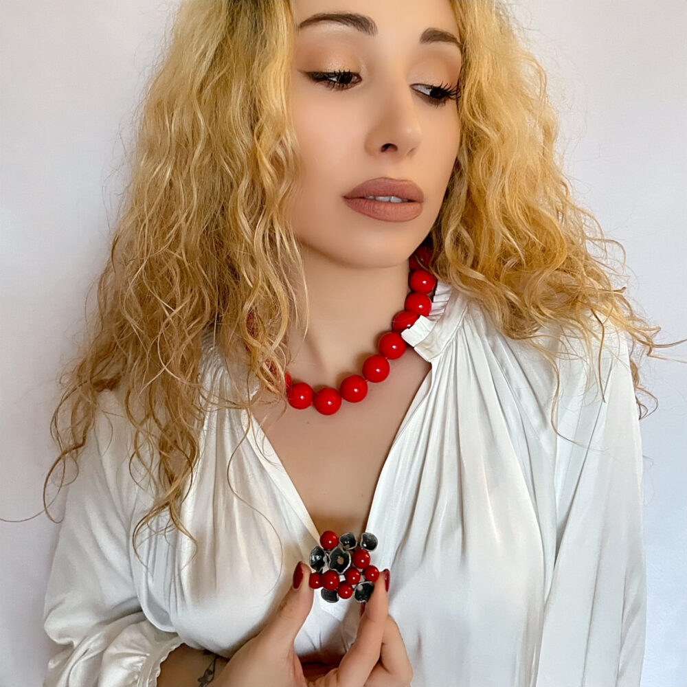 Originálne ručne vyrábané šperky, perly, náhrdelníky, náramky, náušnice, prívesky, prstene, stuhy a súpravy šperkov.