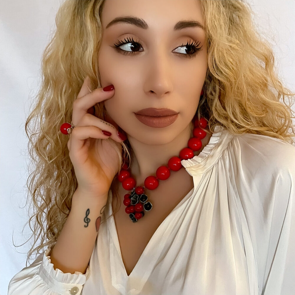 Originálne ručne vyrábané šperky, perly, náhrdelníky, náramky, náušnice, prívesky, prstene, stuhy a súpravy šperkov.