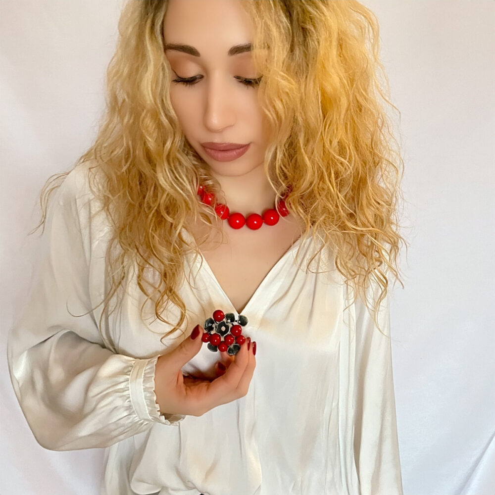 Originálne ručne vyrábané šperky, perly, náhrdelníky, náramky, náušnice, prívesky, prstene, stuhy a súpravy šperkov.