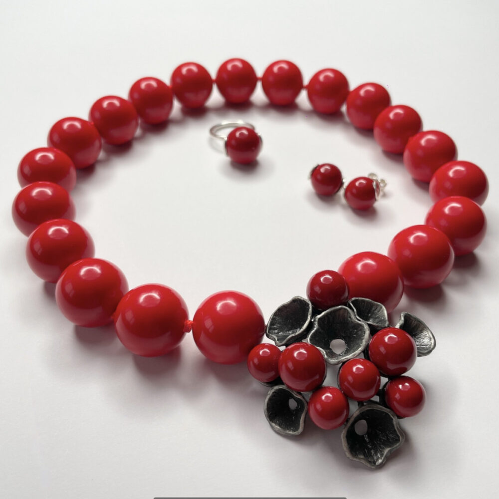 Originálne ručne vyrábané šperky, perly, náhrdelníky, náramky, náušnice, prívesky, prstene, stuhy a súpravy šperkov.