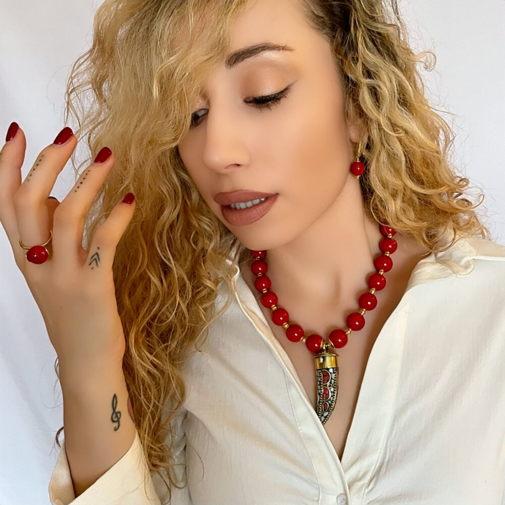 Originálne ručne vyrábané šperky, perly, náhrdelníky, náramky, náušnice, prívesky, prstene, stuhy a súpravy šperkov.