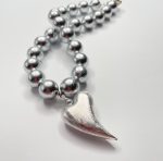 Originálne ručne vyrábané šperky, perly, náhrdelníky, náramky, náušnice, prívesky, prstene, stuhy a súpravy šperkov.