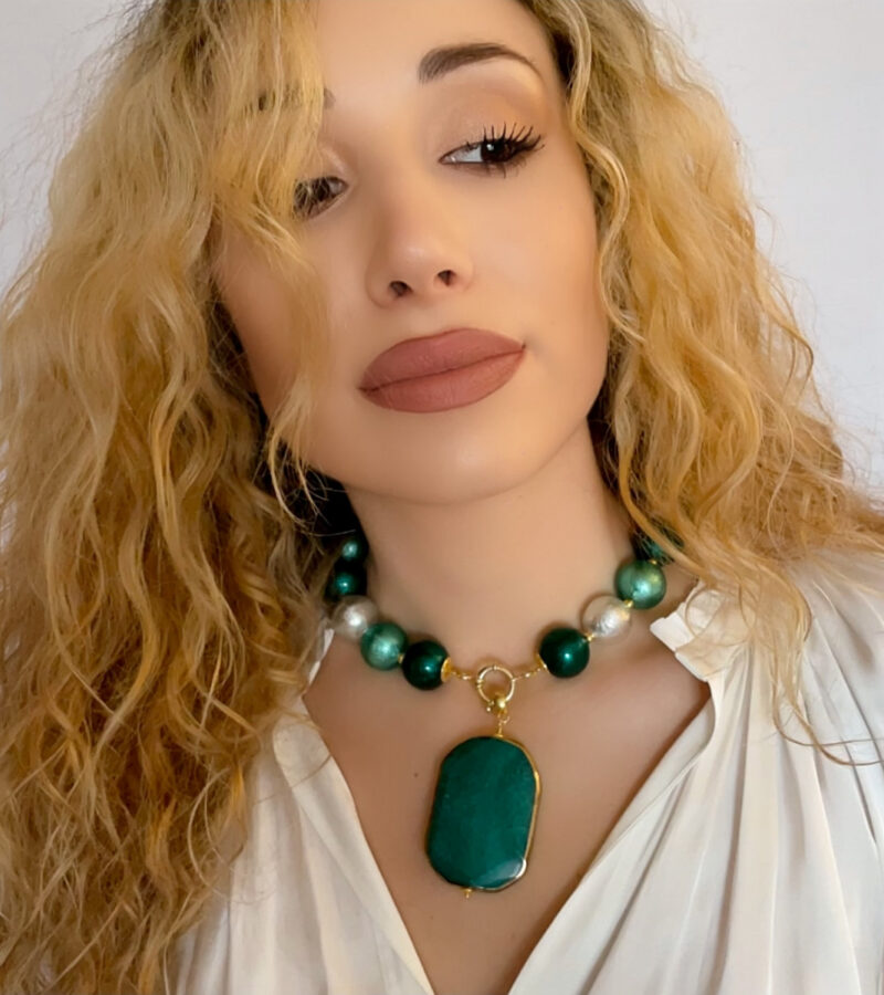 Originálne ručne vyrábané šperky, perly, náhrdelníky, náramky, náušnice, prívesky, prstene, stuhy a súpravy šperkov.