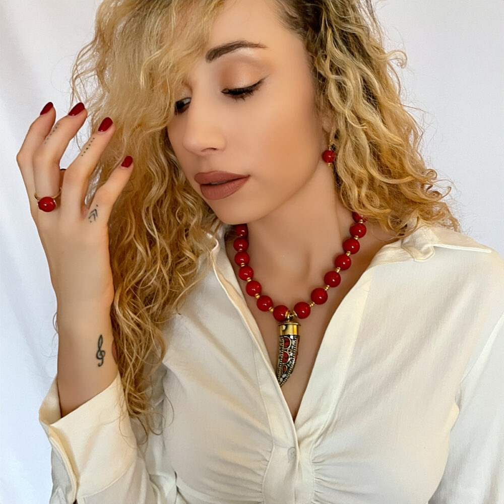 Originálne ručne vyrábané šperky, perly, náhrdelníky, náramky, náušnice, prívesky, prstene, stuhy a súpravy šperkov.