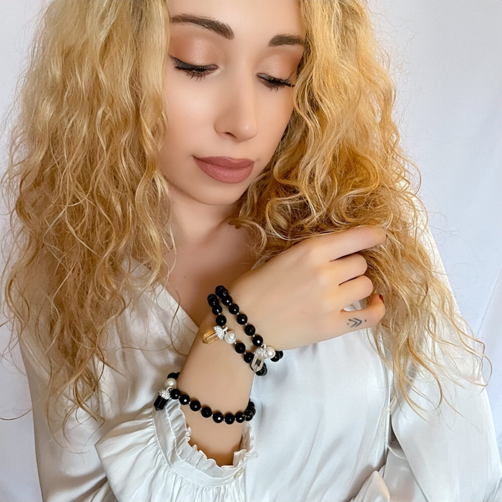 Originálne ručne vyrábané šperky, perly, náhrdelníky, náramky, náušnice, prívesky, prstene, stuhy a súpravy šperkov.