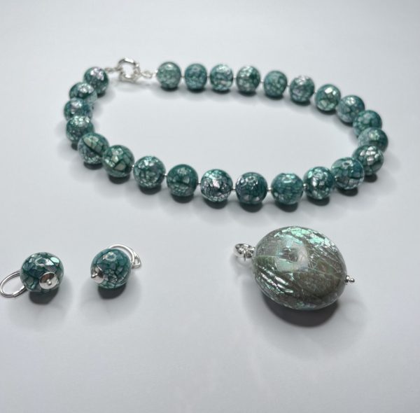 Originálne ručne vyrábané šperky, perly, náhrdelníky, náramky, náušnice, prívesky, prstene, stuhy a súpravy šperkov.