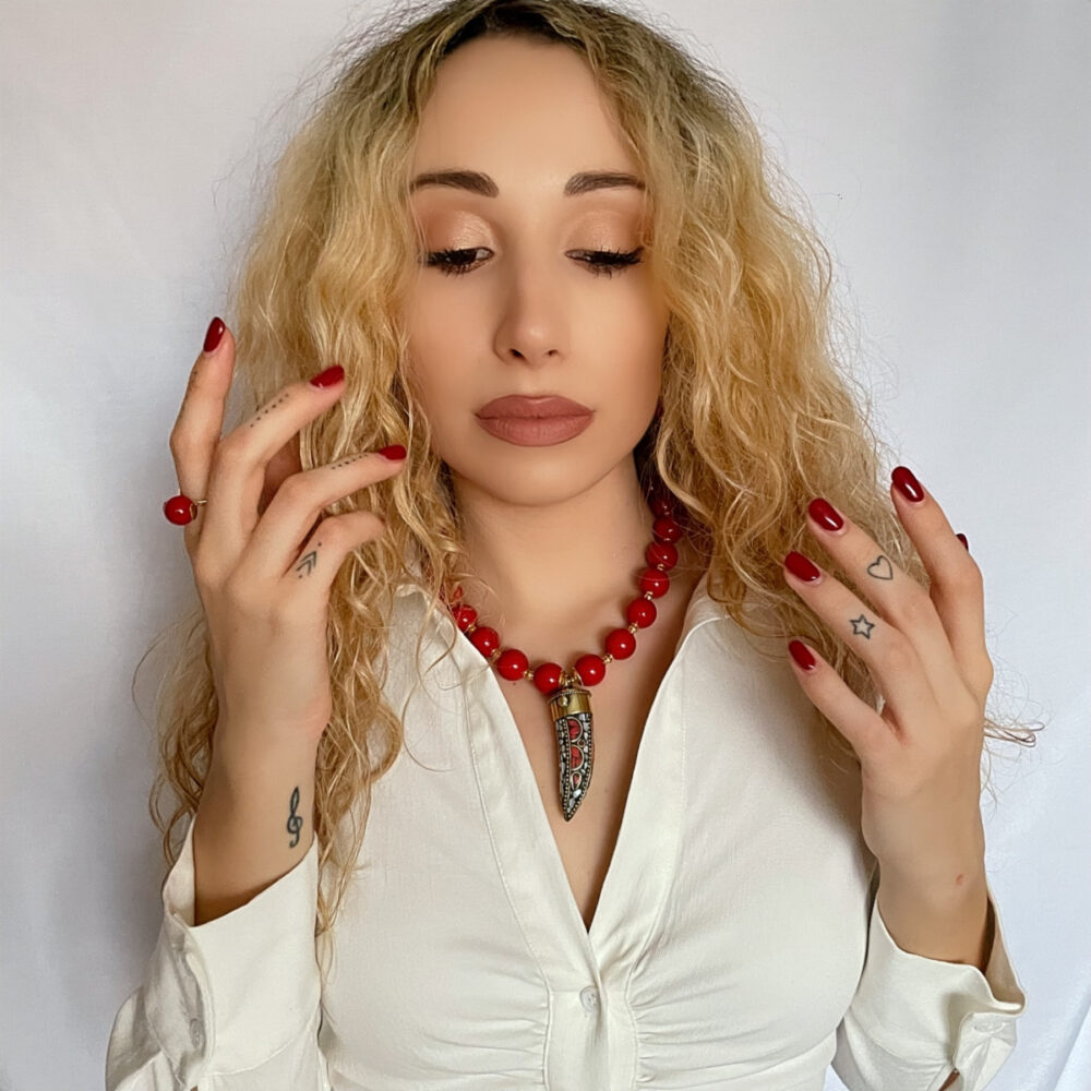 Originálne ručne vyrábané šperky, perly, náhrdelníky, náramky, náušnice, prívesky, prstene, stuhy a súpravy šperkov.