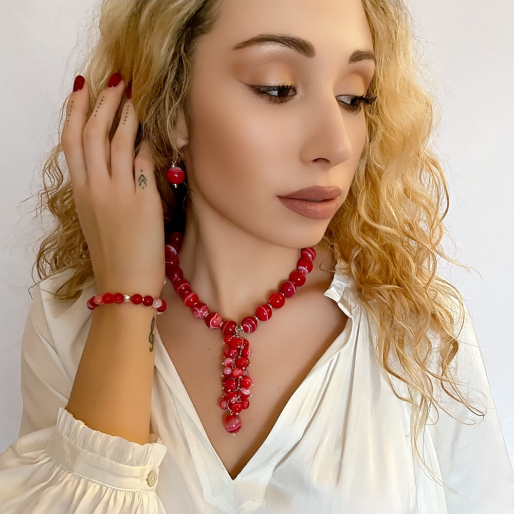 Originálne ručne vyrábané šperky, perly, náhrdelníky, náramky, náušnice, prívesky, prstene, stuhy a súpravy šperkov.