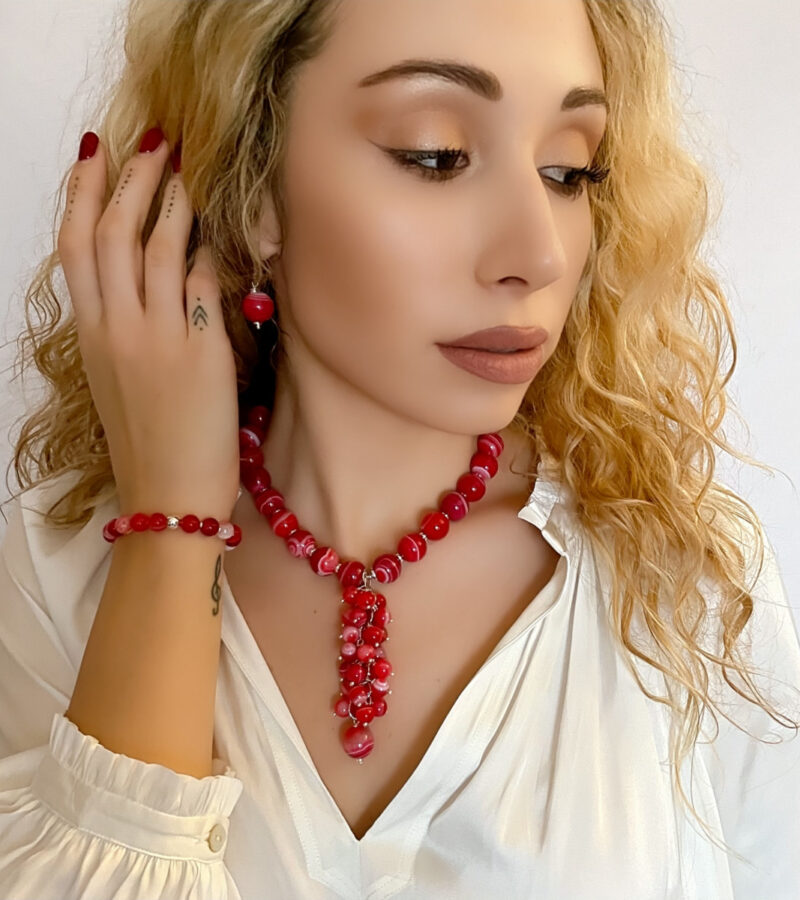 Originálne ručne vyrábané šperky, perly, náhrdelníky, náramky, náušnice, prívesky, prstene, stuhy a súpravy šperkov.
