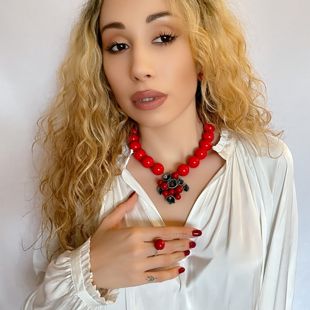 Originálne ručne vyrábané šperky, perly, náhrdelníky, náramky, náušnice, prívesky, prstene, stuhy a súpravy šperkov.