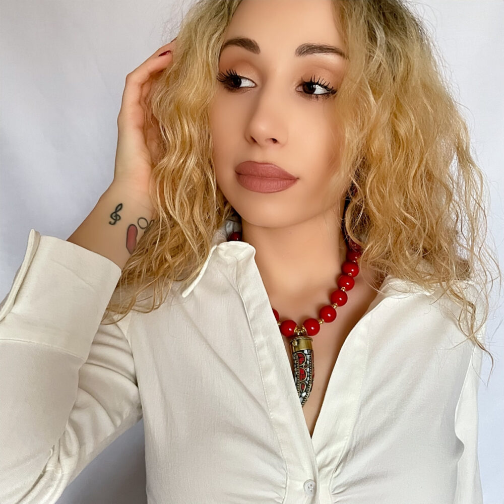 Originálne ručne vyrábané šperky, perly, náhrdelníky, náramky, náušnice, prívesky, prstene, stuhy a súpravy šperkov.