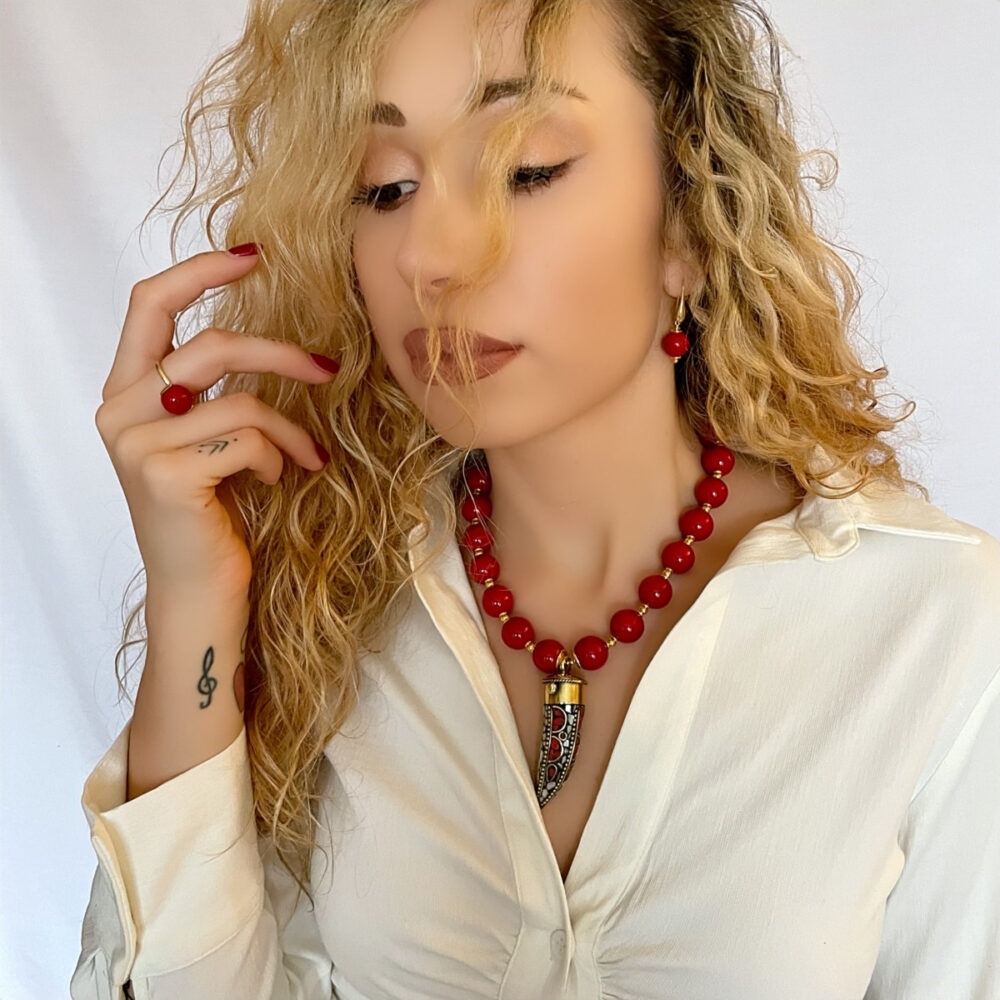 Originálne ručne vyrábané šperky, perly, náhrdelníky, náramky, náušnice, prívesky, prstene, stuhy a súpravy šperkov.