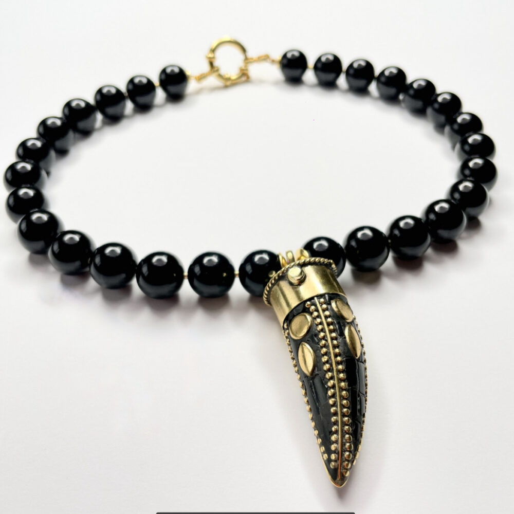 Originálne ručne vyrábané šperky, perly, náhrdelníky, náramky, náušnice, prívesky, prstene, stuhy a súpravy šperkov.