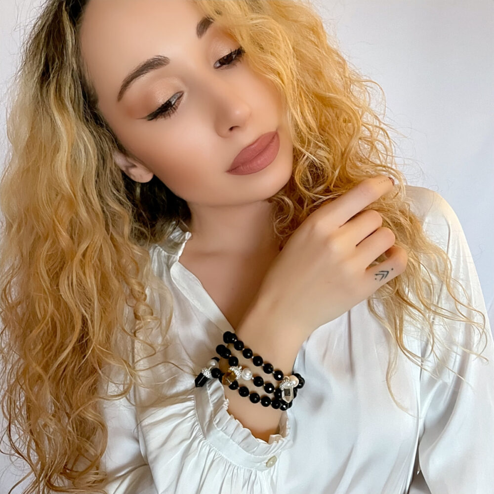 Originálne ručne vyrábané šperky, perly, náhrdelníky, náramky, náušnice, prívesky, prstene, stuhy a súpravy šperkov.
