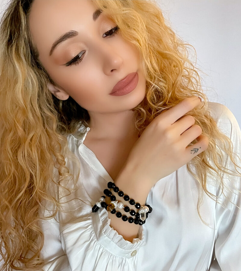 Originálne ručne vyrábané šperky, perly, náhrdelníky, náramky, náušnice, prívesky, prstene, stuhy a súpravy šperkov.