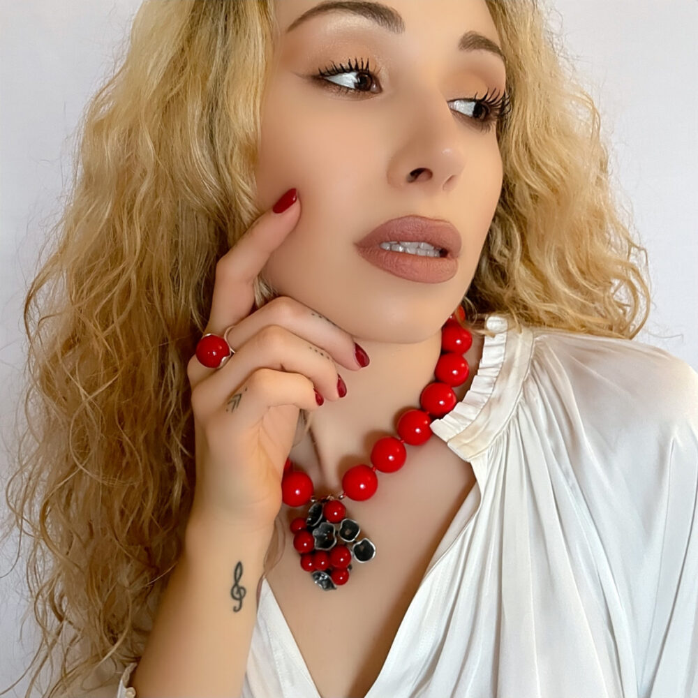 Originálne ručne vyrábané šperky, perly, náhrdelníky, náramky, náušnice, prívesky, prstene, stuhy a súpravy šperkov.