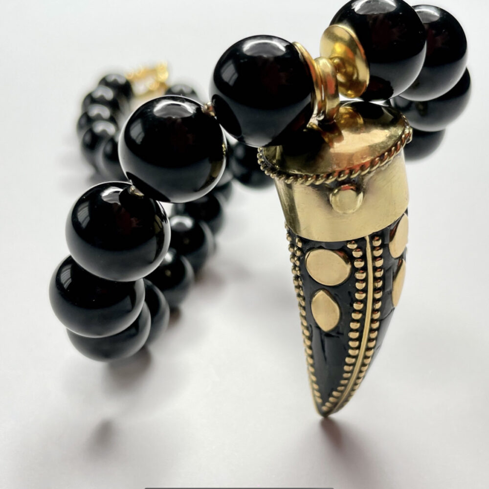 Originálne ručne vyrábané šperky, perly, náhrdelníky, náramky, náušnice, prívesky, prstene, stuhy a súpravy šperkov.