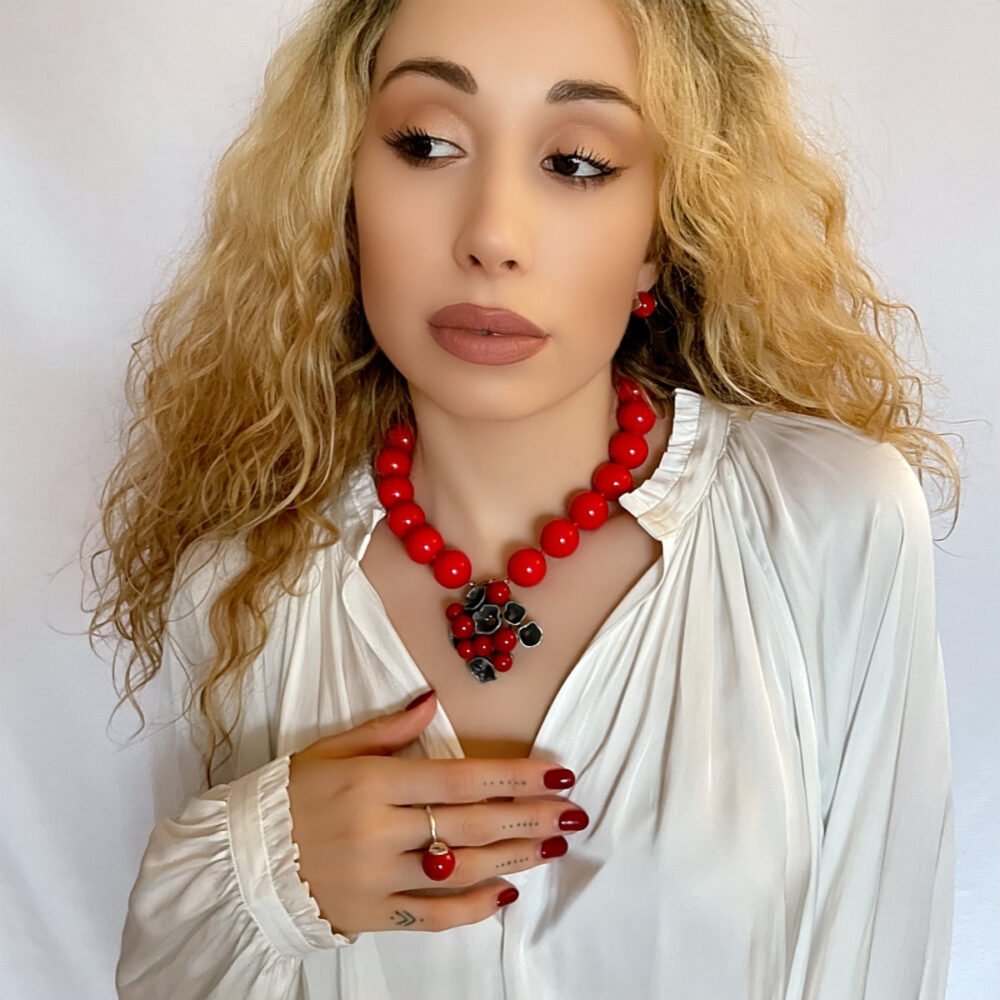 Originálne ručne vyrábané šperky, perly, náhrdelníky, náramky, náušnice, prívesky, prstene, stuhy a súpravy šperkov.