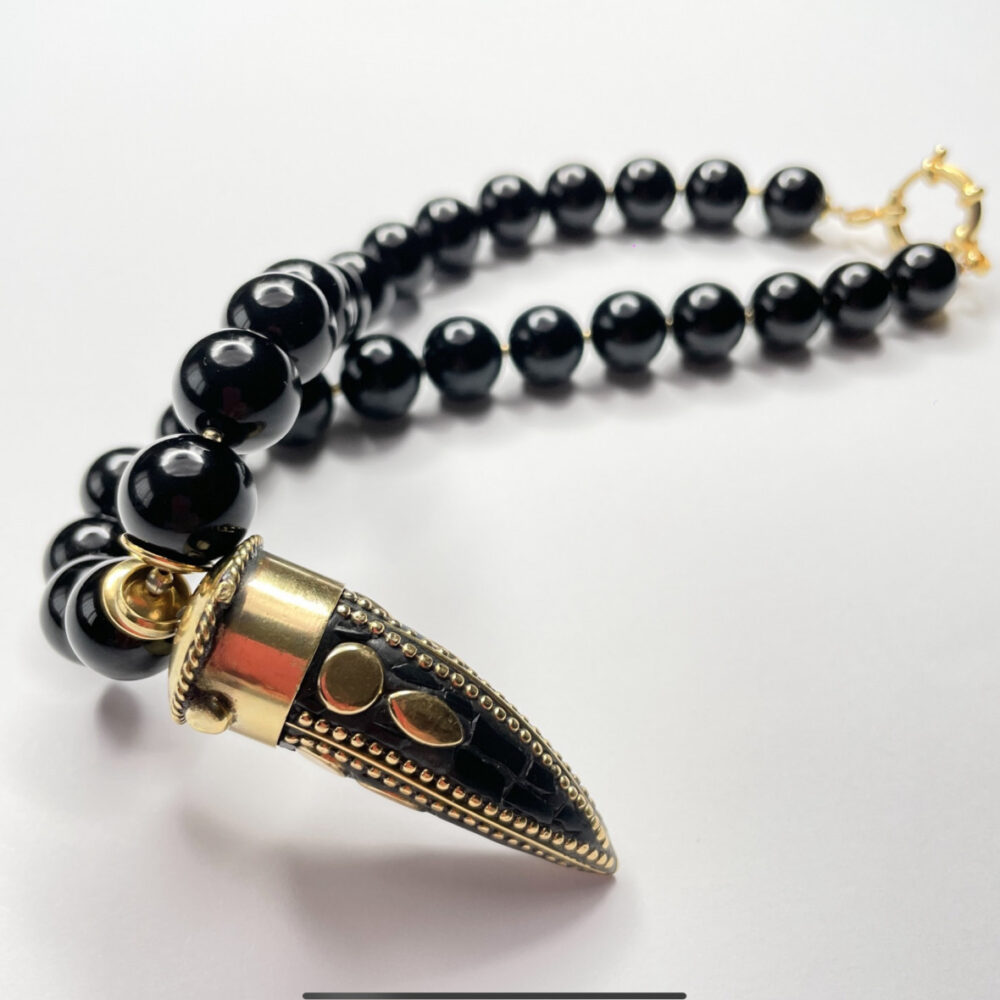 Originálne ručne vyrábané šperky, perly, náhrdelníky, náramky, náušnice, prívesky, prstene, stuhy a súpravy šperkov.