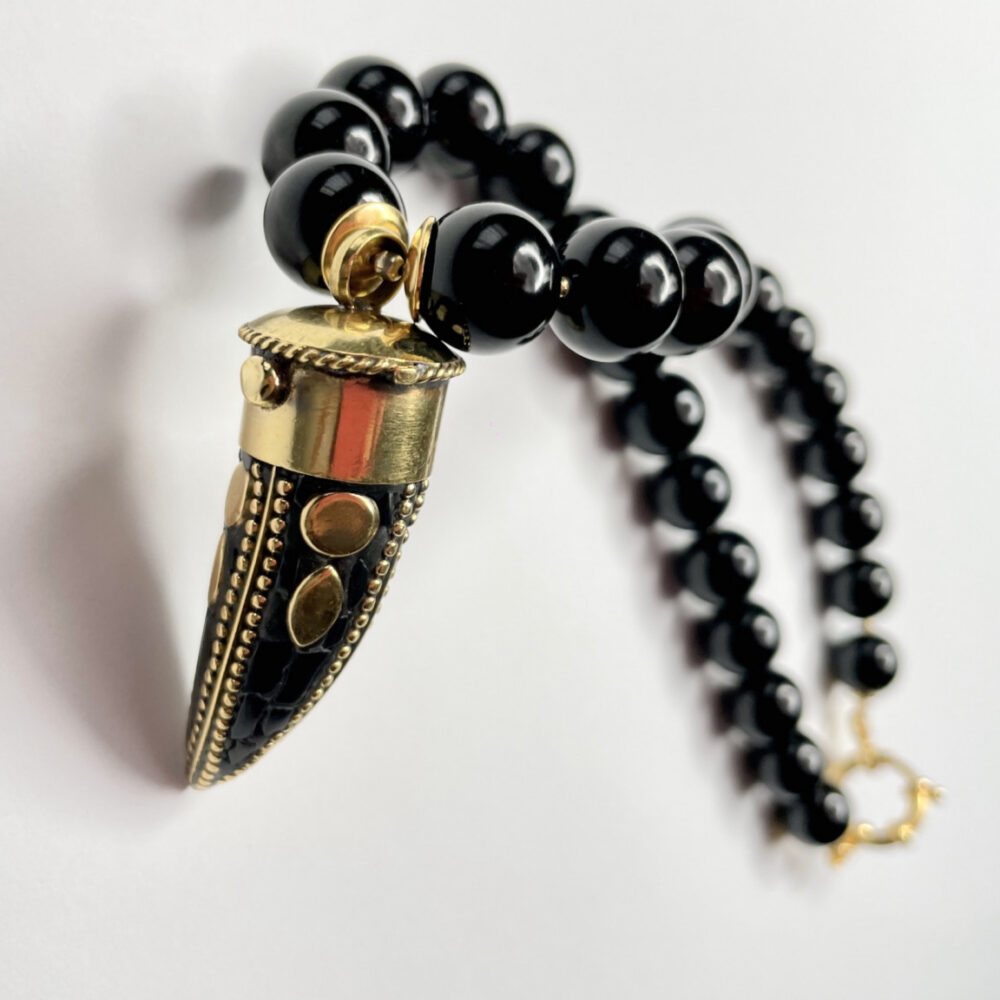 Originálne ručne vyrábané šperky, perly, náhrdelníky, náramky, náušnice, prívesky, prstene, stuhy a súpravy šperkov.