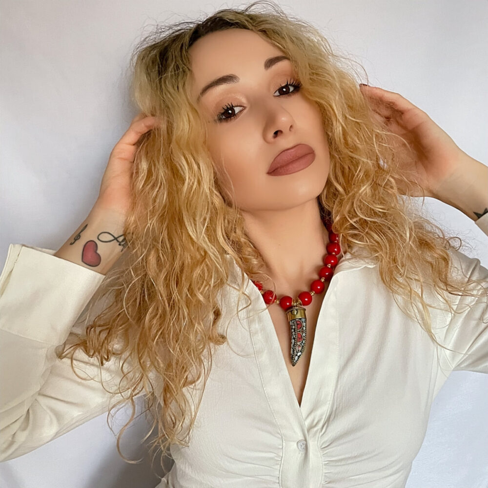 Originálne ručne vyrábané šperky, perly, náhrdelníky, náramky, náušnice, prívesky, prstene, stuhy a súpravy šperkov.