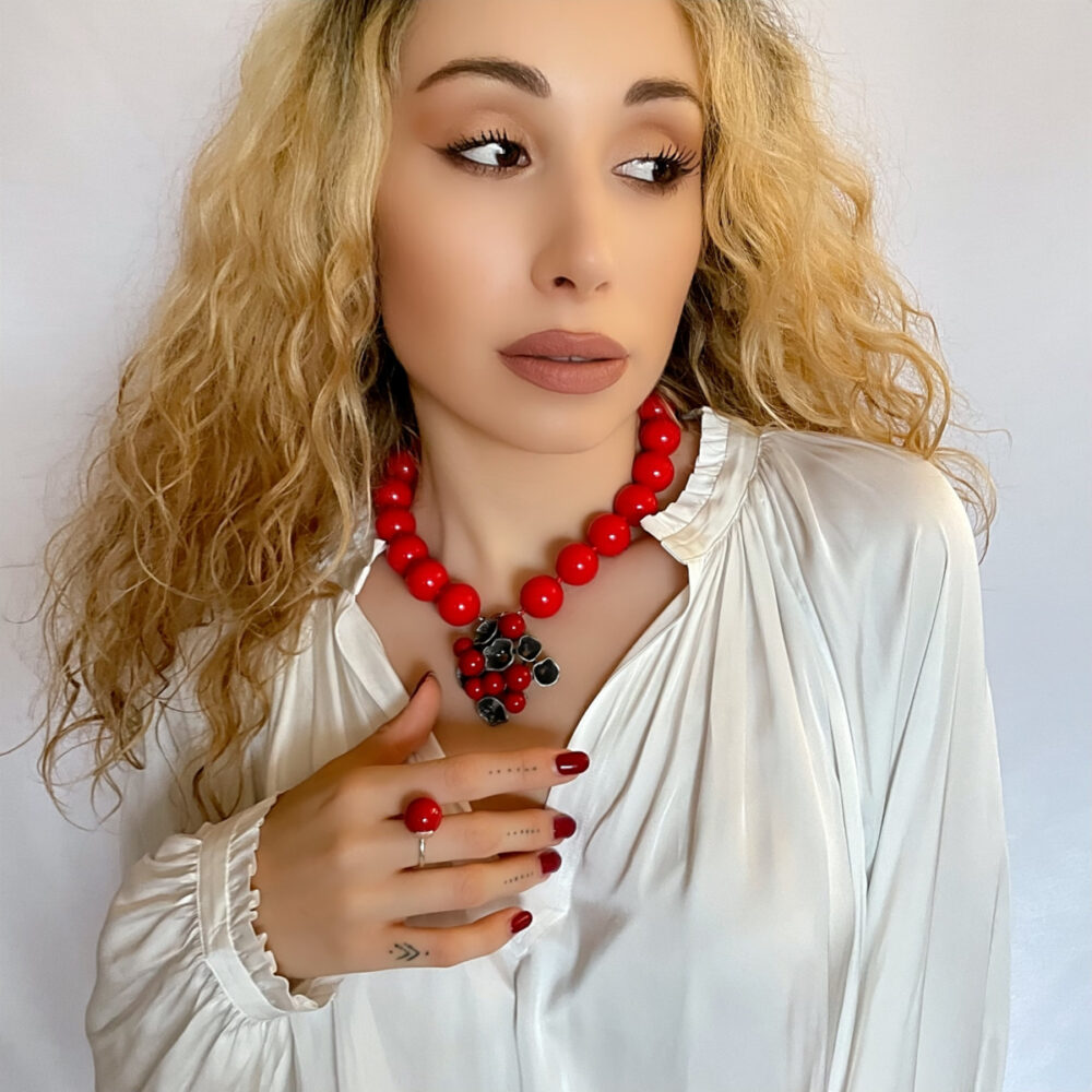 Originálne ručne vyrábané šperky, perly, náhrdelníky, náramky, náušnice, prívesky, prstene, stuhy a súpravy šperkov.