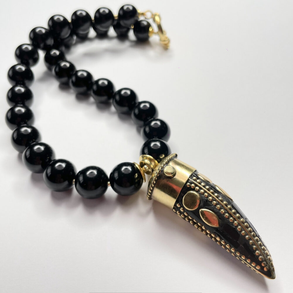 Originálne ručne vyrábané šperky, perly, náhrdelníky, náramky, náušnice, prívesky, prstene, stuhy a súpravy šperkov.