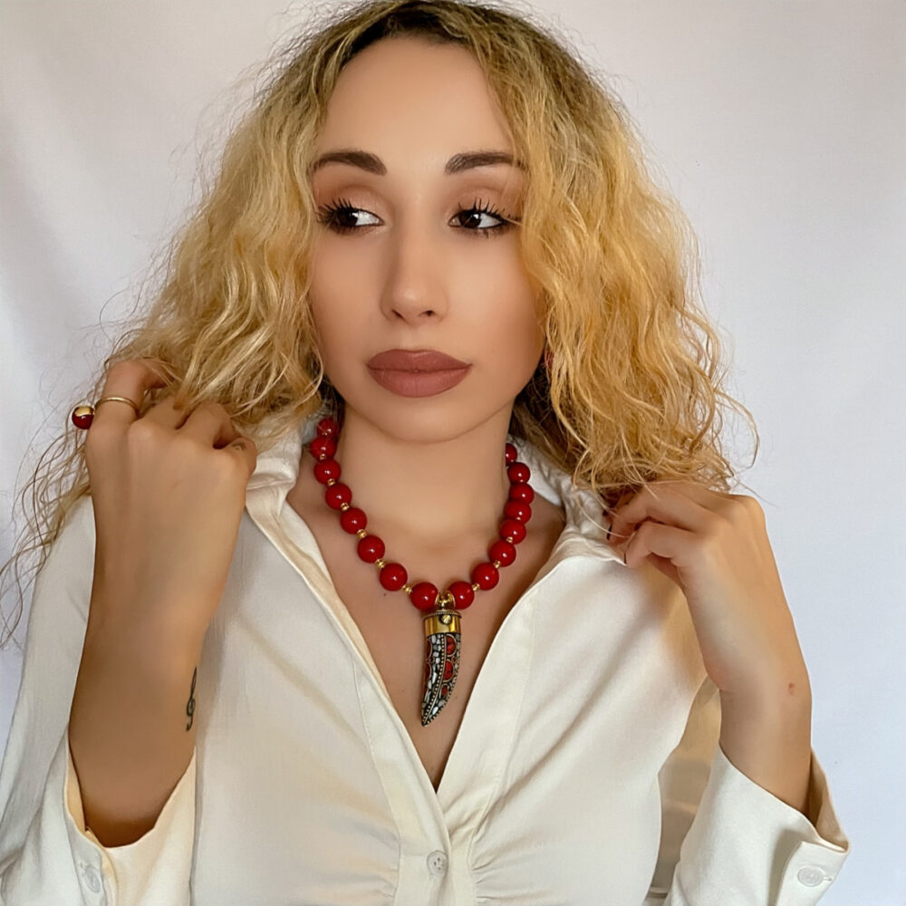 Originálne ručne vyrábané šperky, perly, náhrdelníky, náramky, náušnice, prívesky, prstene, stuhy a súpravy šperkov.