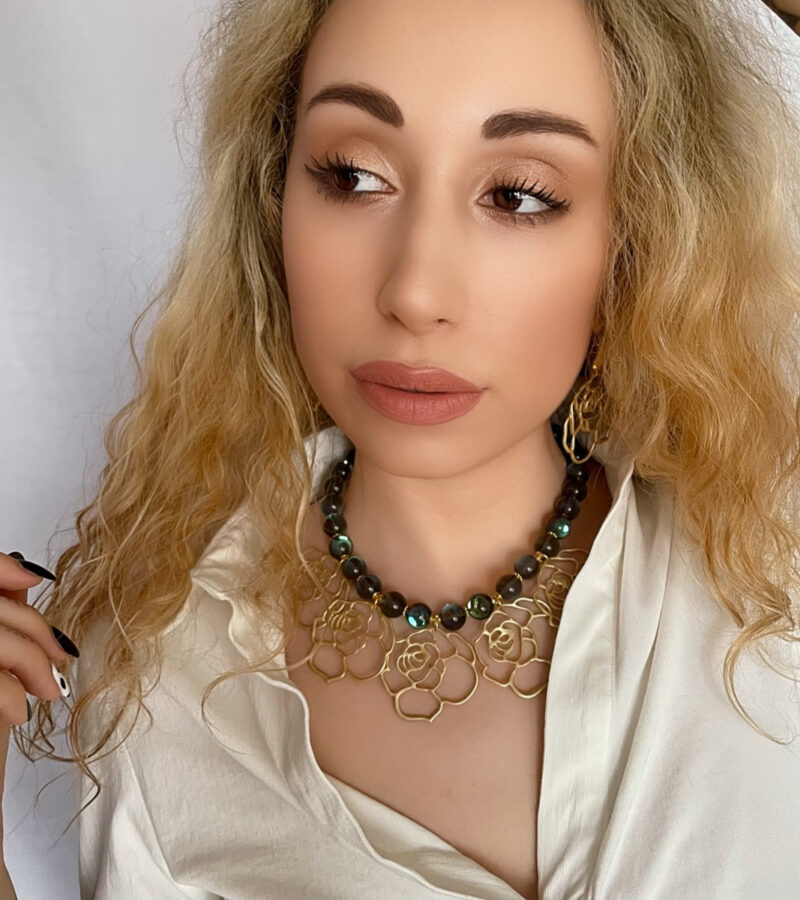 Originálne ručne vyrábané šperky, perly, náhrdelníky, náramky, náušnice, prívesky, prstene, stuhy a súpravy šperkov.