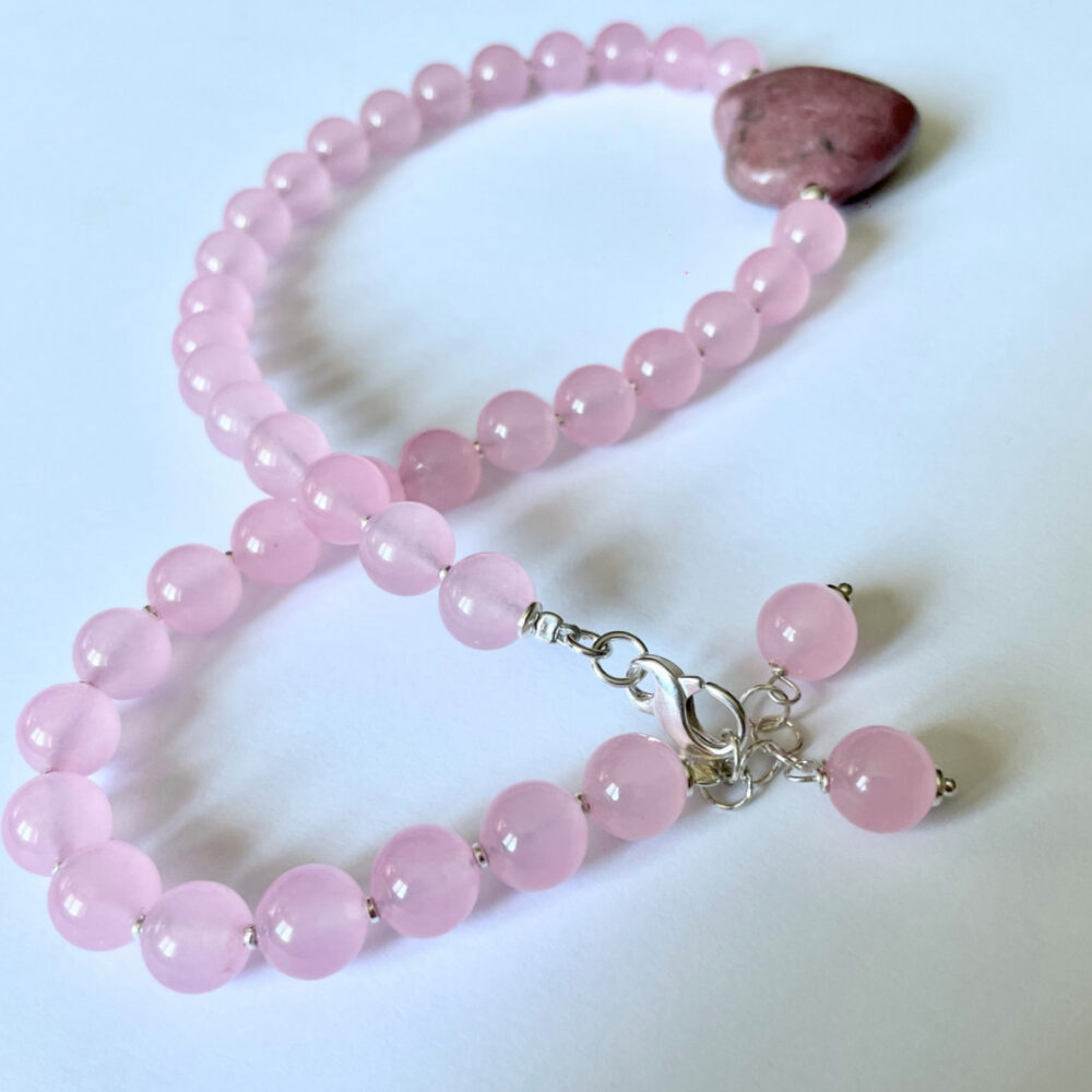 Originálne ručne vyrábané šperky, perly, náhrdelníky, náramky, náušnice, prívesky, prstene, stuhy a súpravy šperkov.