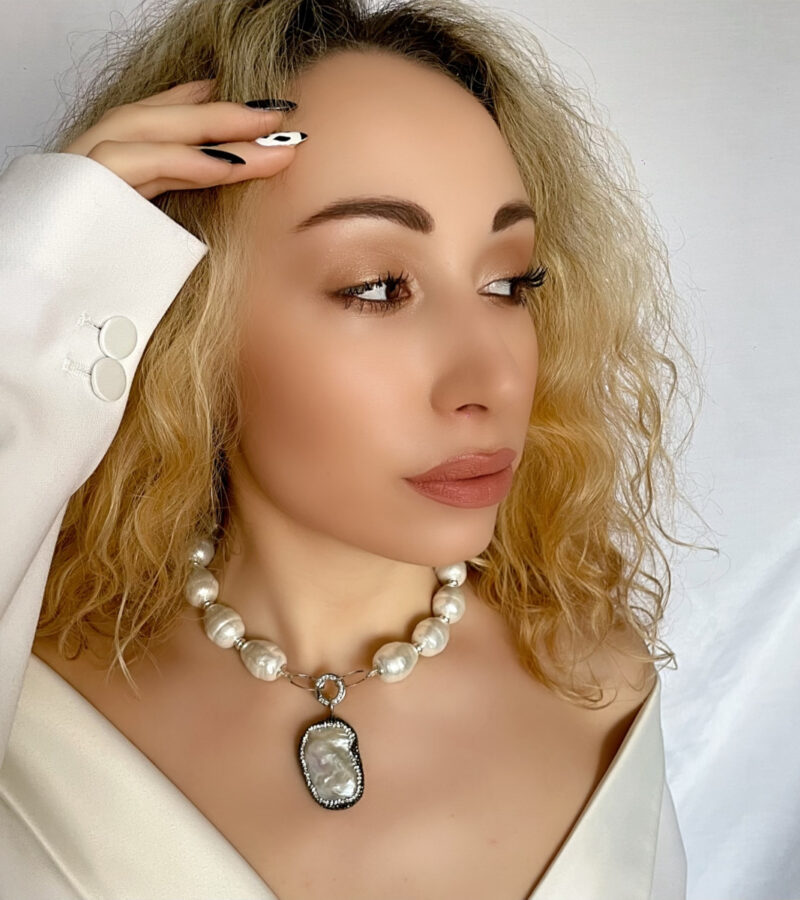 Originálne ručne vyrábané šperky, perly, náhrdelníky, náramky, náušnice, prívesky, prstene, stuhy a súpravy šperkov.