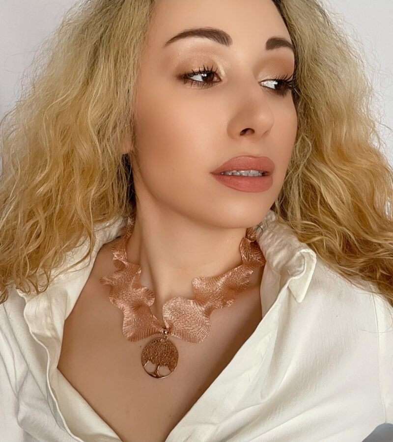 Originálne ručne vyrábané šperky, perly, náhrdelníky, náramky, náušnice, prívesky, prstene, stuhy a súpravy šperkov.