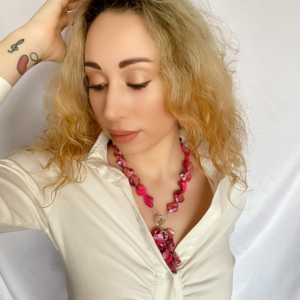 Originálne ručne vyrábané šperky, perly, náhrdelníky, náramky, náušnice, prívesky, prstene, stuhy a súpravy šperkov.
