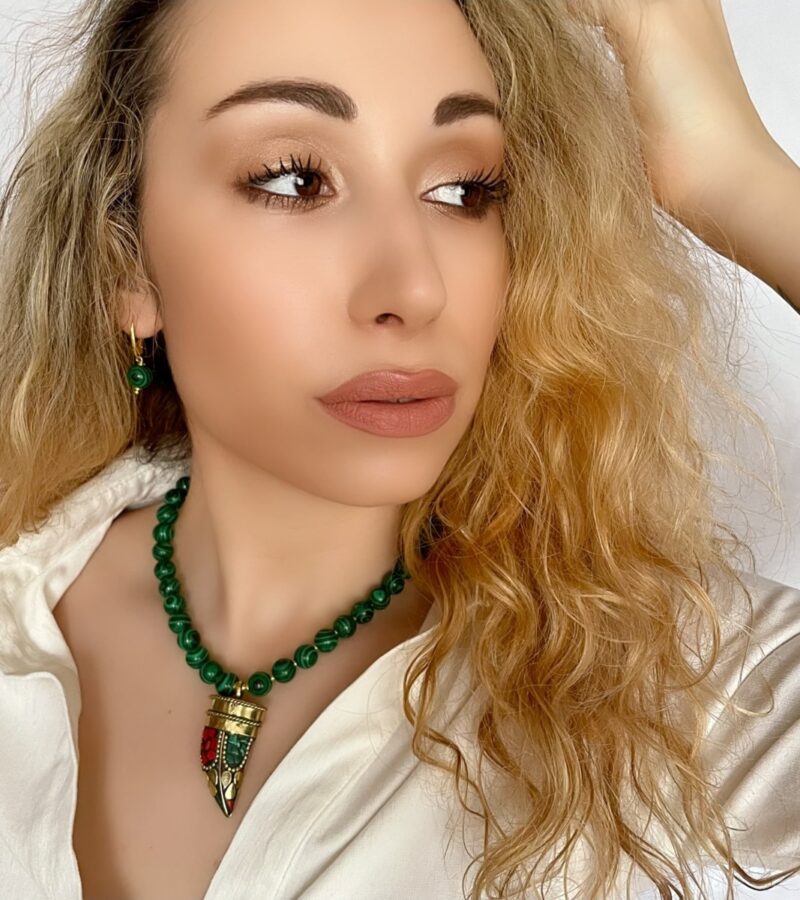 Originálne ručne vyrábané šperky, perly, náhrdelníky, náramky, náušnice, prívesky, prstene, stuhy a súpravy šperkov.