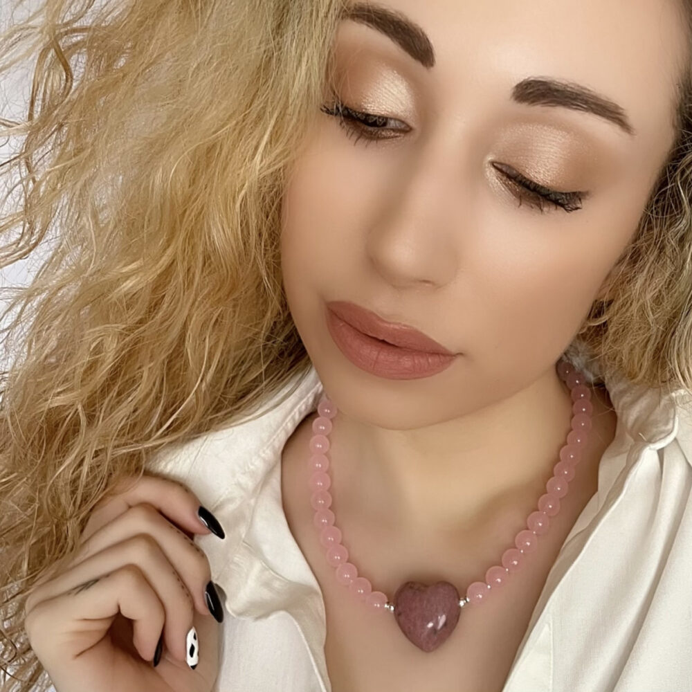 Originálne ručne vyrábané šperky, perly, náhrdelníky, náramky, náušnice, prívesky, prstene, stuhy a súpravy šperkov.