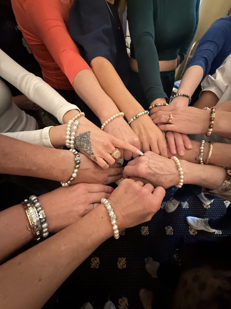 Darujte zážitok nielen k MDŽ, ktorý má dušu: Kurz výroby šperkov so šperkárkou Bibianou Hallovou